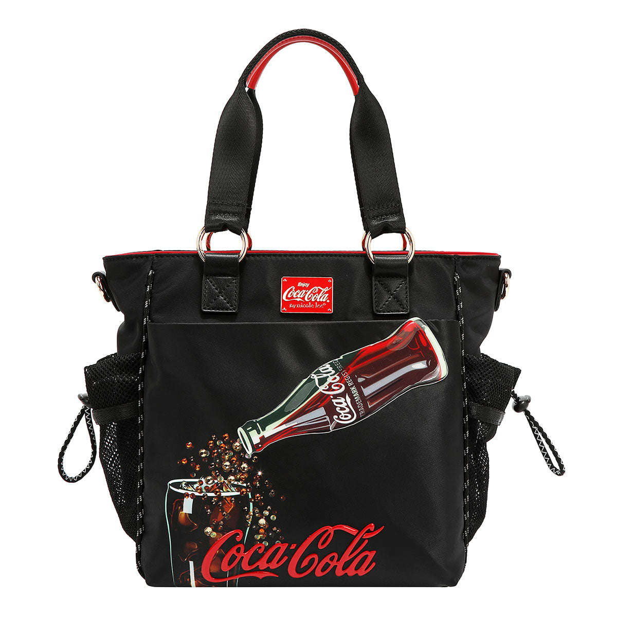 Bolsa Tipo Tote Estampado Coca Cola x Nicole Lee Color Negra Estructura Varios Compartimientos, Asas y Correa ajustable y desmontable