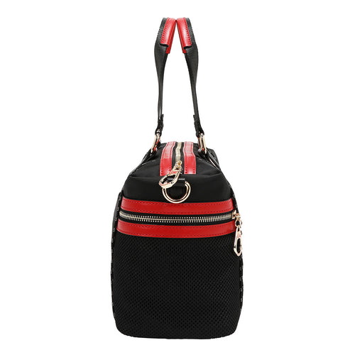 Bolsa Tipo Boston Estampado Coca Cola x Nicole Lee Color Negra  Estructura  Compartimiento Amplio, Asas y Correa ajustable y desmontable