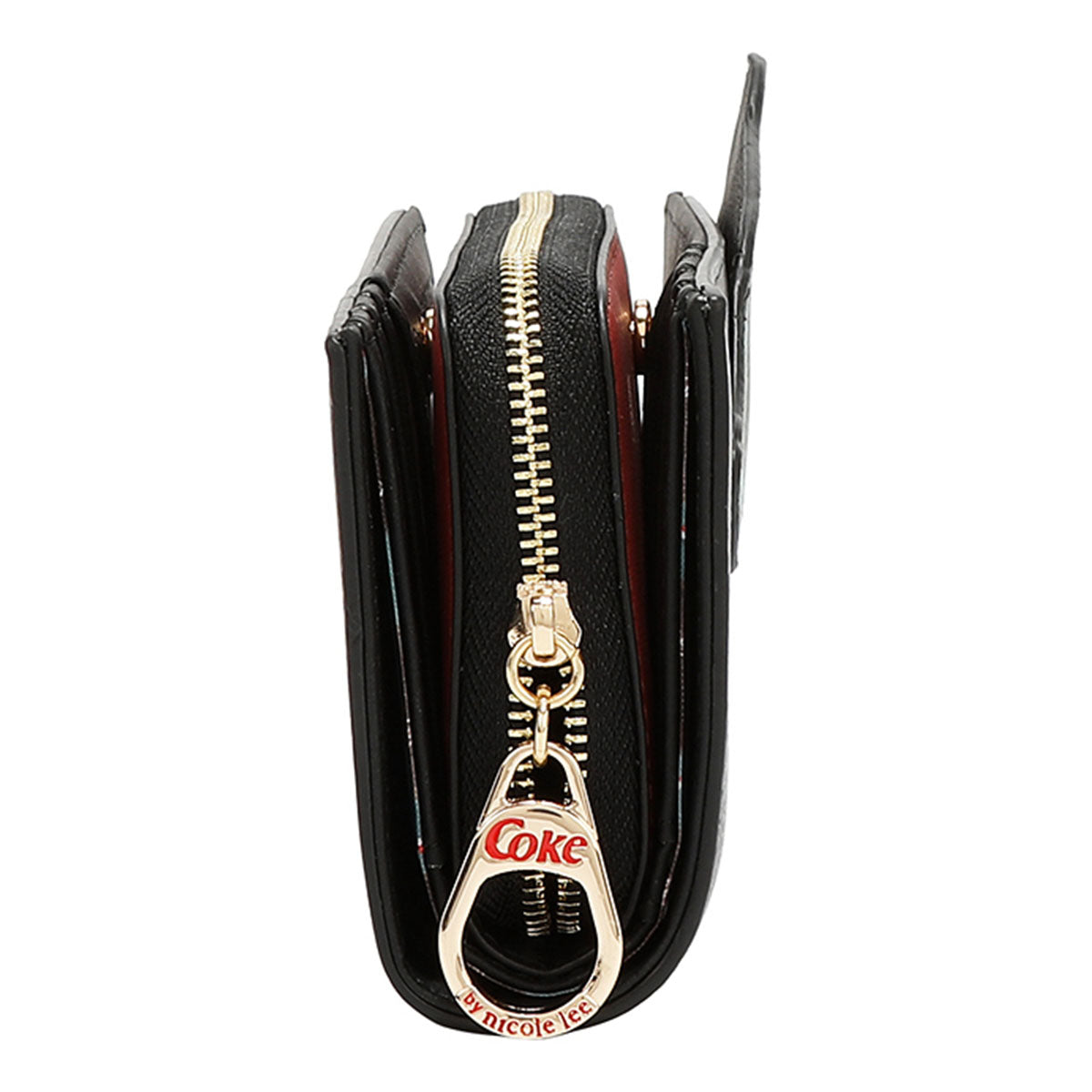Billetera Estampado Coca Cola x Nicole Lee Color Cuero Vegano Negro Estructura de Varios Compartimientos e interior Estético