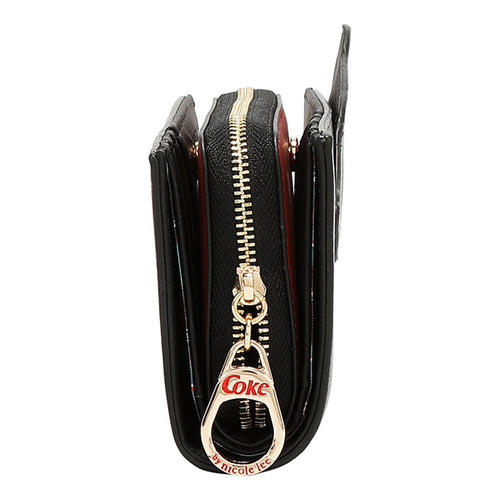 Billetera Estampado Coca Cola x Nicole Lee Color Cuero Vegano Negro Estructura de Varios Compartimientos e interior Estético
