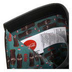 Billetera Estampado Coca Cola x Nicole Lee Color Cuero Vegano Negro Estructura de Varios Compartimientos e interior Estético